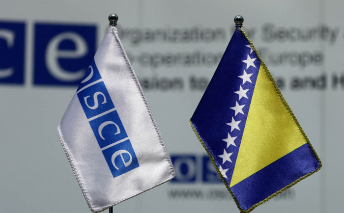 Zastava Bosne i Hercegovine i Misije OSCE na stolu.