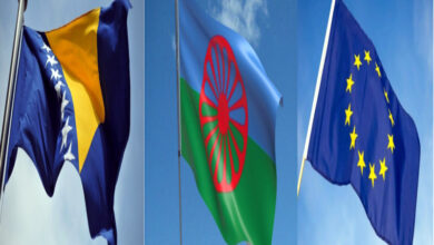 Zastava Bosne i Hercegovine, romska zastava i zastava Evropske unije.