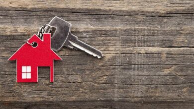 Ilustracija na kojoj se vidi ključ s privjeskom crvene kuće.